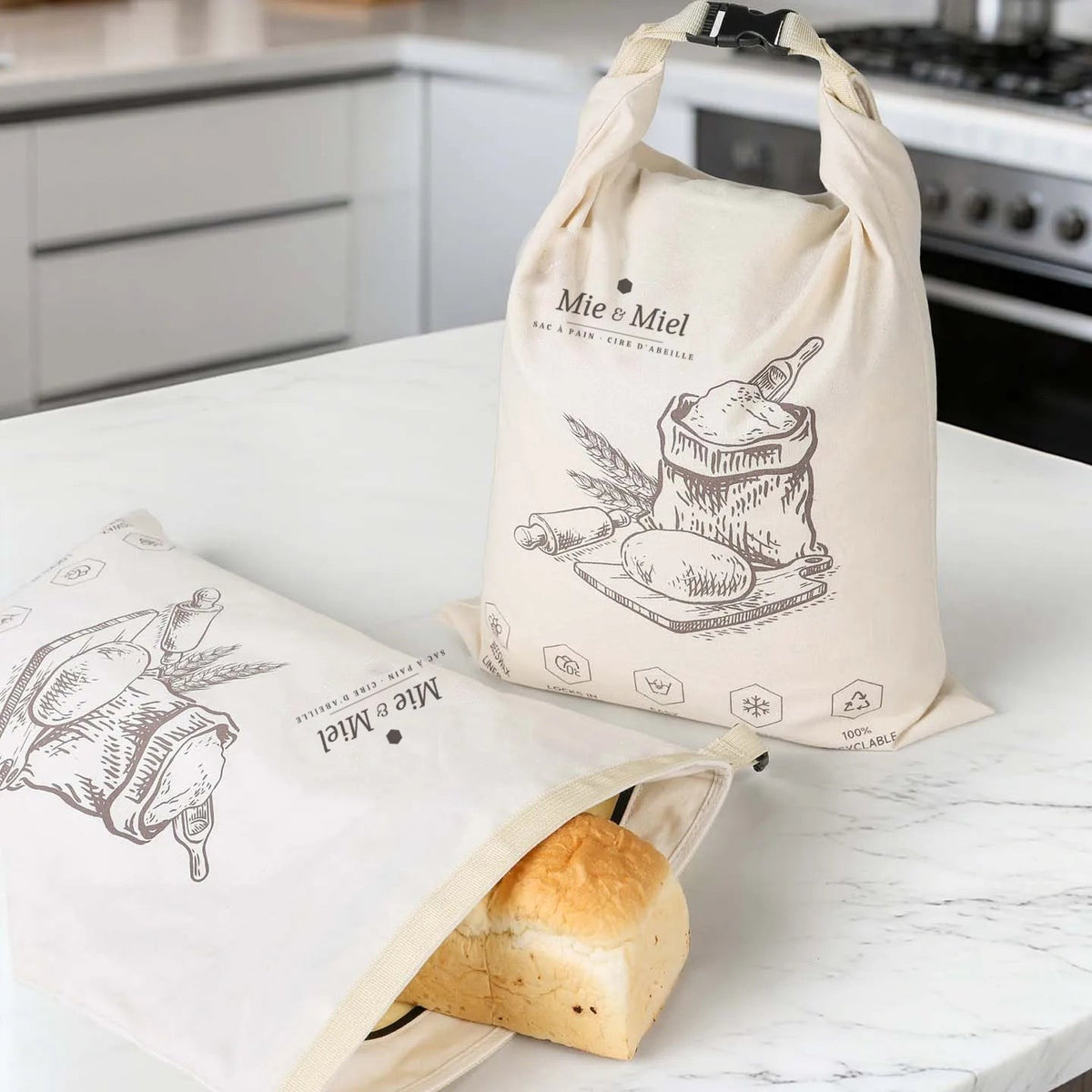 Sacs à pain Mie & Miel posés sur un plan de travail de cuisine